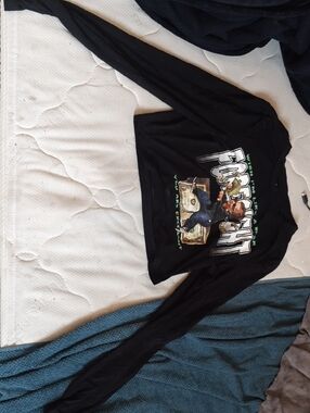 SHEIN Black Graphic Long Sleeve Crop Top